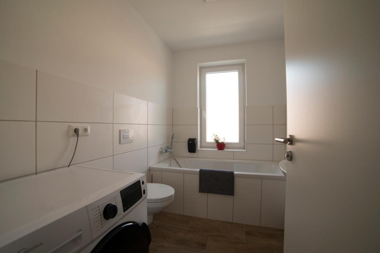 Schoene Grosse Ferienwohnung 79M2 Und 2 Baeder, Zentrumnah, 2Og Erfurt Exterior photo